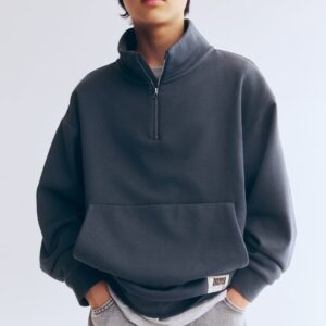 Sweat à col zippé bleu gris présenté dans un univers de mode durable